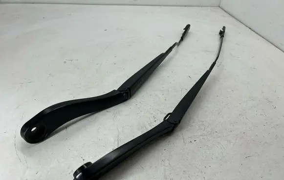 Ford Escape IV Front wiper blade arm LJ6B17526AB LJ6B17527AB