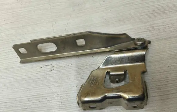 Engine bonnet/hood hinges