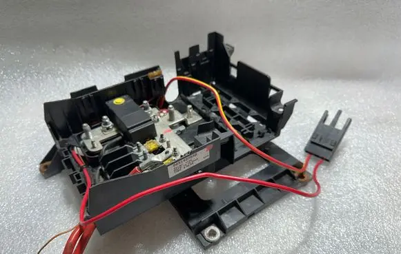 Volkswagen Touareg I Fuse module 7L0937548