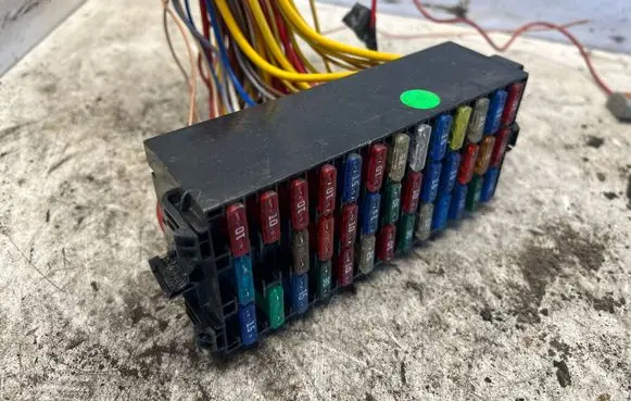 Renault Trafic II (X83) Fuse module