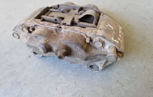 Toyota Hilux (AN10, AN20, AN30) Front brake caliper