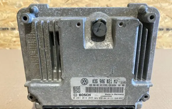 Volkswagen Touran I Engine control unit/module 03G906021MJ 0281014045