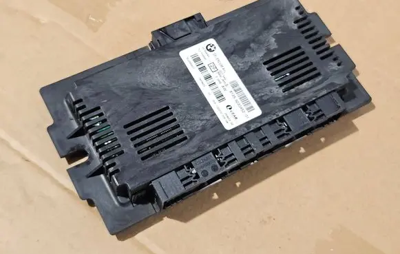 BMW 1 E82 E88 Air suspension control unit module (rear) 9230452 PL2FRM3R 5324838C7