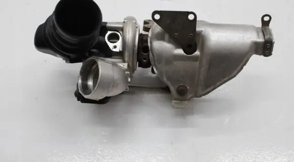 Volkswagen PASSAT B8 Turbo 04E145715D