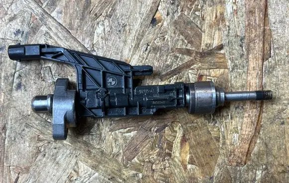 BMW X3 G01 Fuel injector 10213541