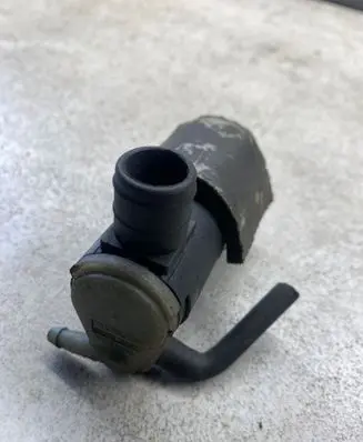 Ford Focus Windscreen/windshield washer pump 93BB17K624BA