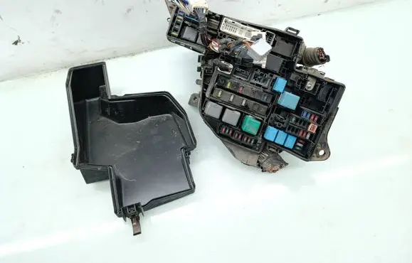 Lexus GS 300 350 430 450H Fuse module 8921153020