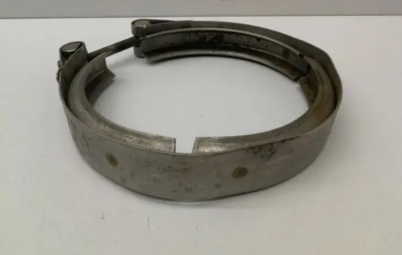 Volkswagen PASSAT B8 Muffler pipe connector clamp 04L131455A