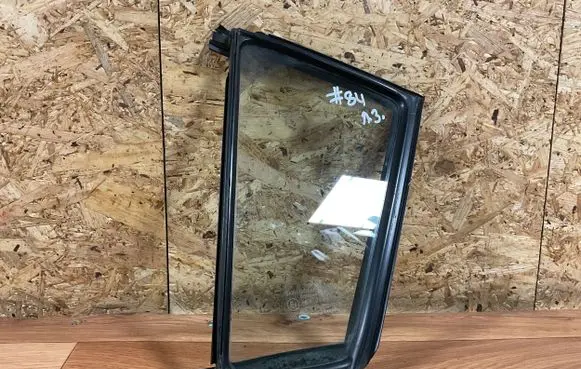 Mazda 3 I Rear vent window glass 43R008577 TS1971993