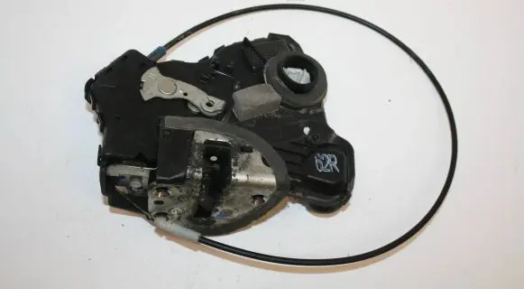Toyota Avensis T250 Front door lock A046693
