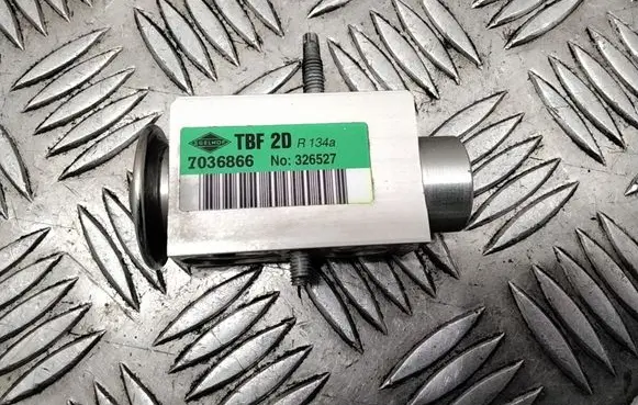 Volvo V70 Air conditioning (A/C) expansion valve 7036866 326527