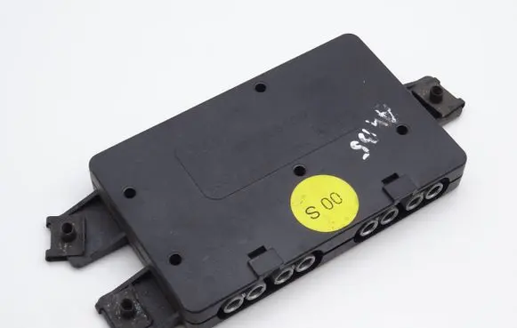 Audi A4 S4 B5 8D Aerial antenna amplifier 4D0035530