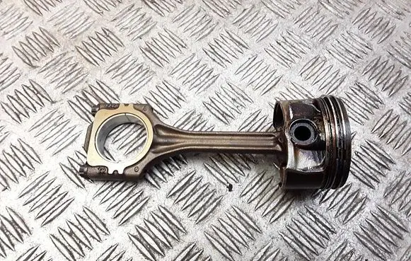 Volkswagen Polo V 6R Piston with connecting rod 