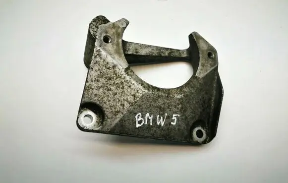 BMW 5 E60 E61 Engine mounting bracket 6761117 22116761117