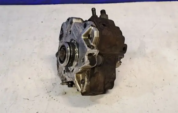Volvo V70 Mechanical fuel pump 8642777 0445010043
