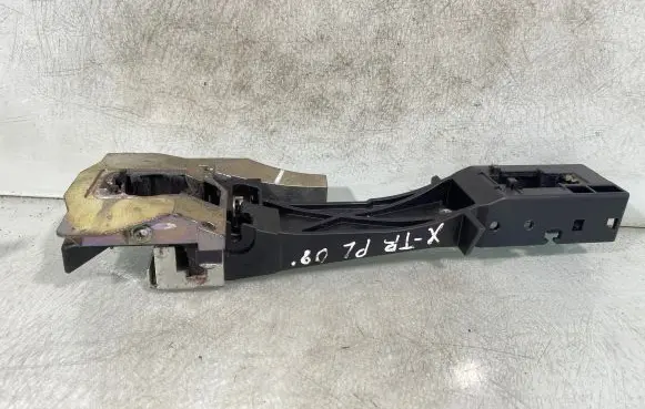 Nissan X-Trail T31 Front door exterior handle/bracket 