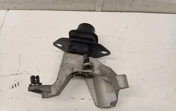 Nissan Qashqai J12 Engine mounting bracket