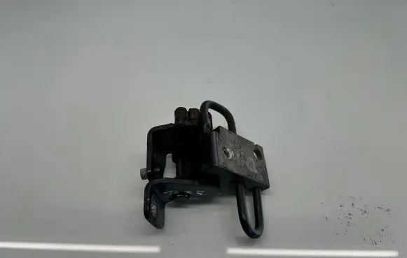 Volkswagen Golf VI Front door lower hinge 1K0831412 A046575