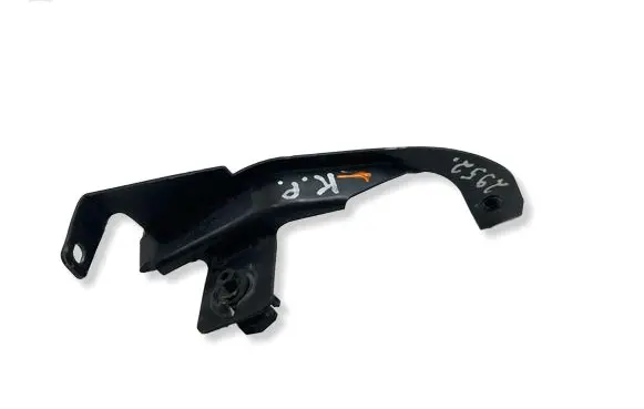 BMW 6 E63 E64 Fender mounting bracket 7060811