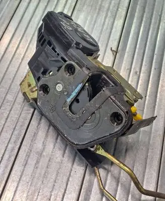 Hyundai Trajet Front door lock