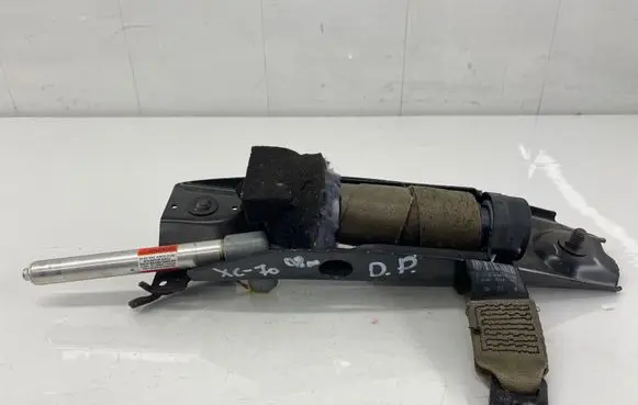 Volvo V70 Front seatbelt 39865064