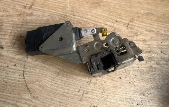 Mitsubishi Carisma Rear door lock