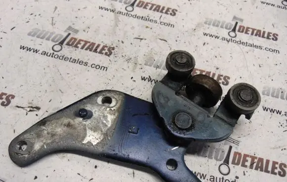 Toyota Previa (XR30, XR40) II Sliding door lower roller guide/hinge 