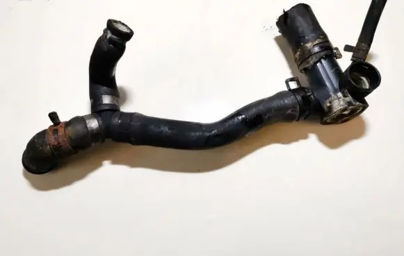 Volkswagen Golf III Engine coolant pipe/hose 068121133AE