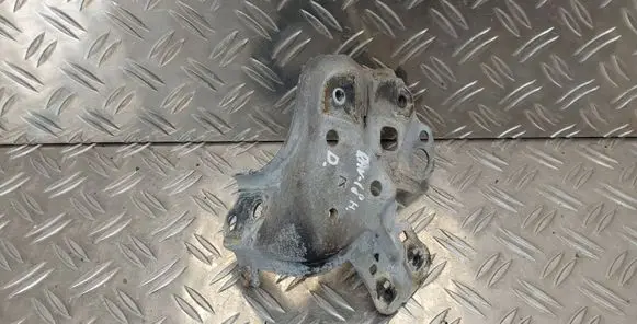 Fender mounting bracket