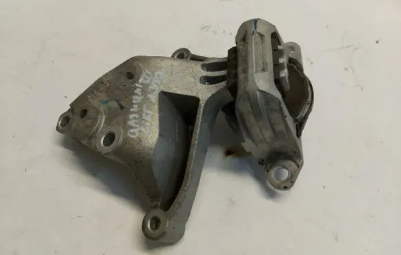 Engine mount vacuum valve