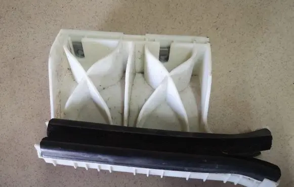 Peugeot 2008 I Front door windshield rail 9673361180