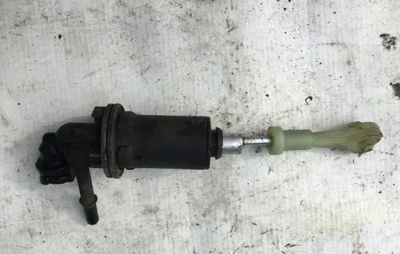 Peugeot 5008 Clutch master cylinder 9672540180