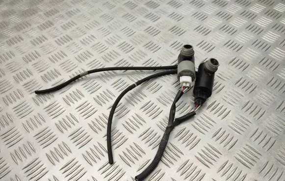 Toyota Avensis T270 Windscreen/windshield washer pump 30892 30891