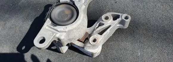 Nissan X-Trail T32 Engine mount bracket 151204C