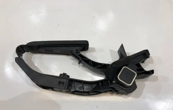 Mercedes-Benz C W203 Accelerator throttle pedal A2033010001