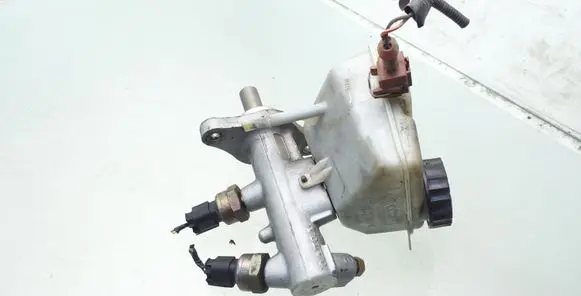Volvo V70 Brake fluid reservoir 8646006