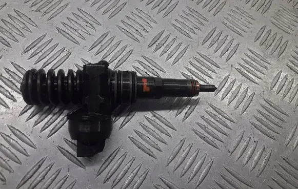 Volkswagen PASSAT B5.5 Fuel injector 038130073BC