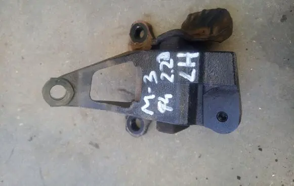 Mazda 3 III Engine mount bracket