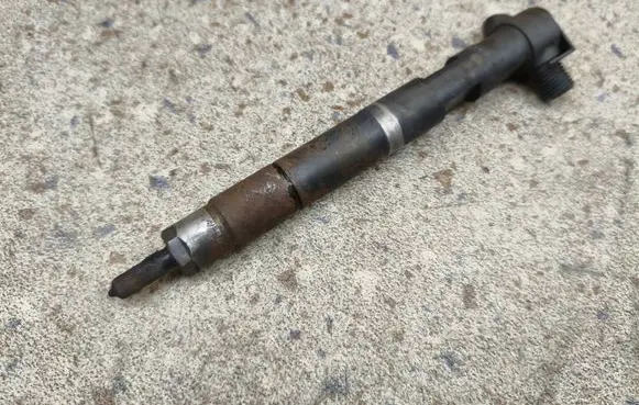 Mercedes-Benz C W205 Fuel injector 28308779 A6510703287