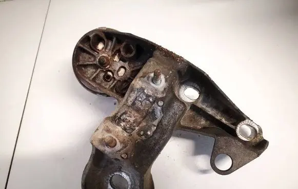 Engine mount bracket