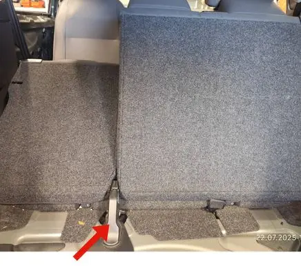 Volkswagen Golf V Rear seat rail trim cover 8P0886197