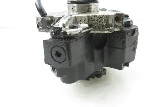 Volvo V70 Fuel injection high pressure pump 8689590 0445010043