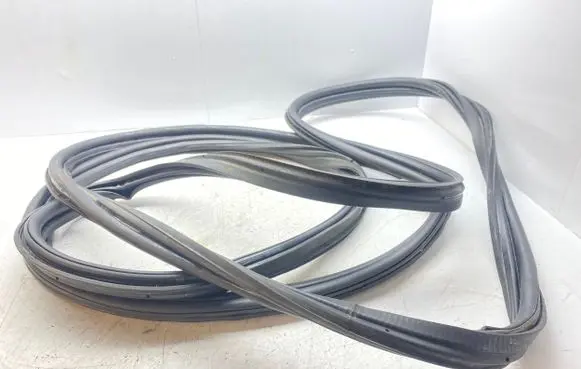 Trunk rubber seal (body)