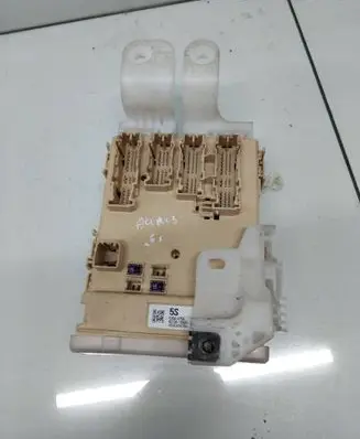 Toyota Auris E180 Fuse module 63586756 5SA32167H 8273012X81