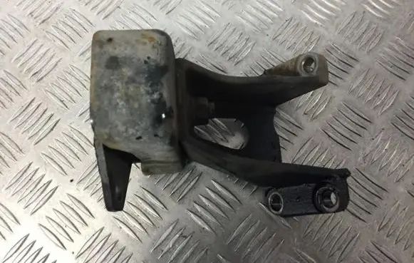 Toyota Land Cruiser (HDJ90) Engine mount bracket 1231167050 12311-67050