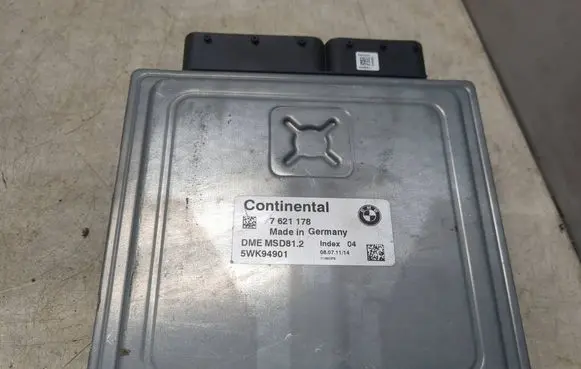 BMW 1 E82 E88 Engine control unit/module 7621178 DMEMSD812 5WK94901