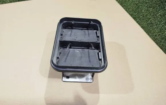 Renault Koleos II Quarter panel pressure vent 768045HA0A