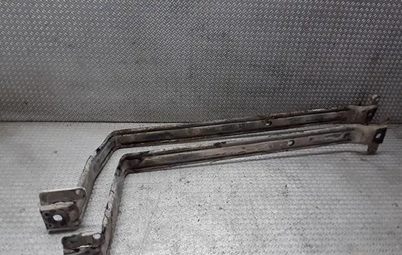Fuel tank mounting bracket