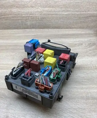 Renault Laguna II Fuse module 8200004201E