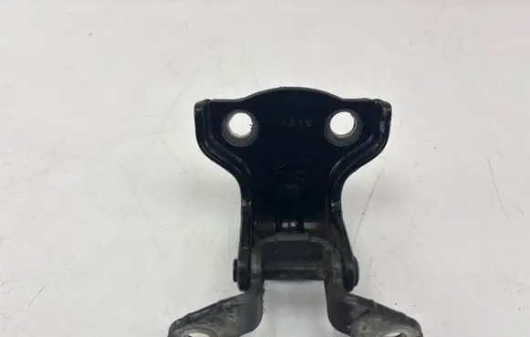 Chevrolet Captiva Rear door upper hinge A047587